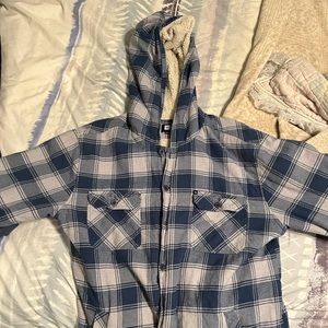 Lightly used O’Neil button down sweatshirt. Warm, comfortable, and stylish!